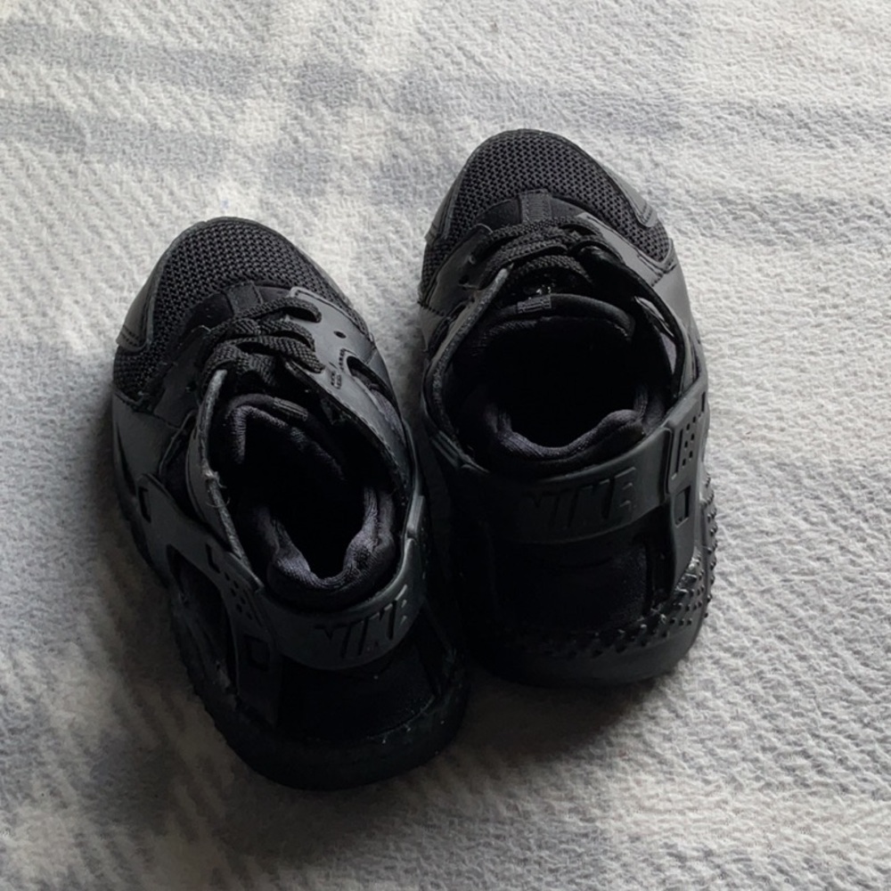 Black Nike Huaraches  🖤